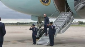 Biden vs las escaleras del Air Force One: presidente de EEUU vuelve a resbalar al bajar del avión (VIDEO)