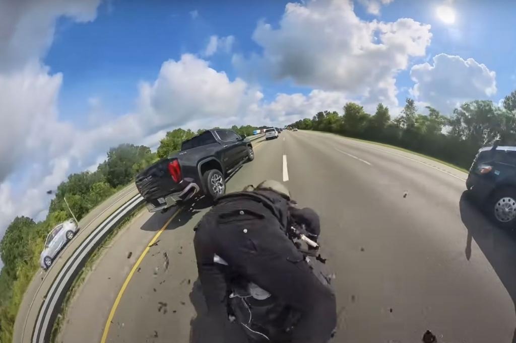 Imágenes sensibles: Motociclista sufrió más de 20 fracturas al chocar a 225 km/h en una autopista de Florida