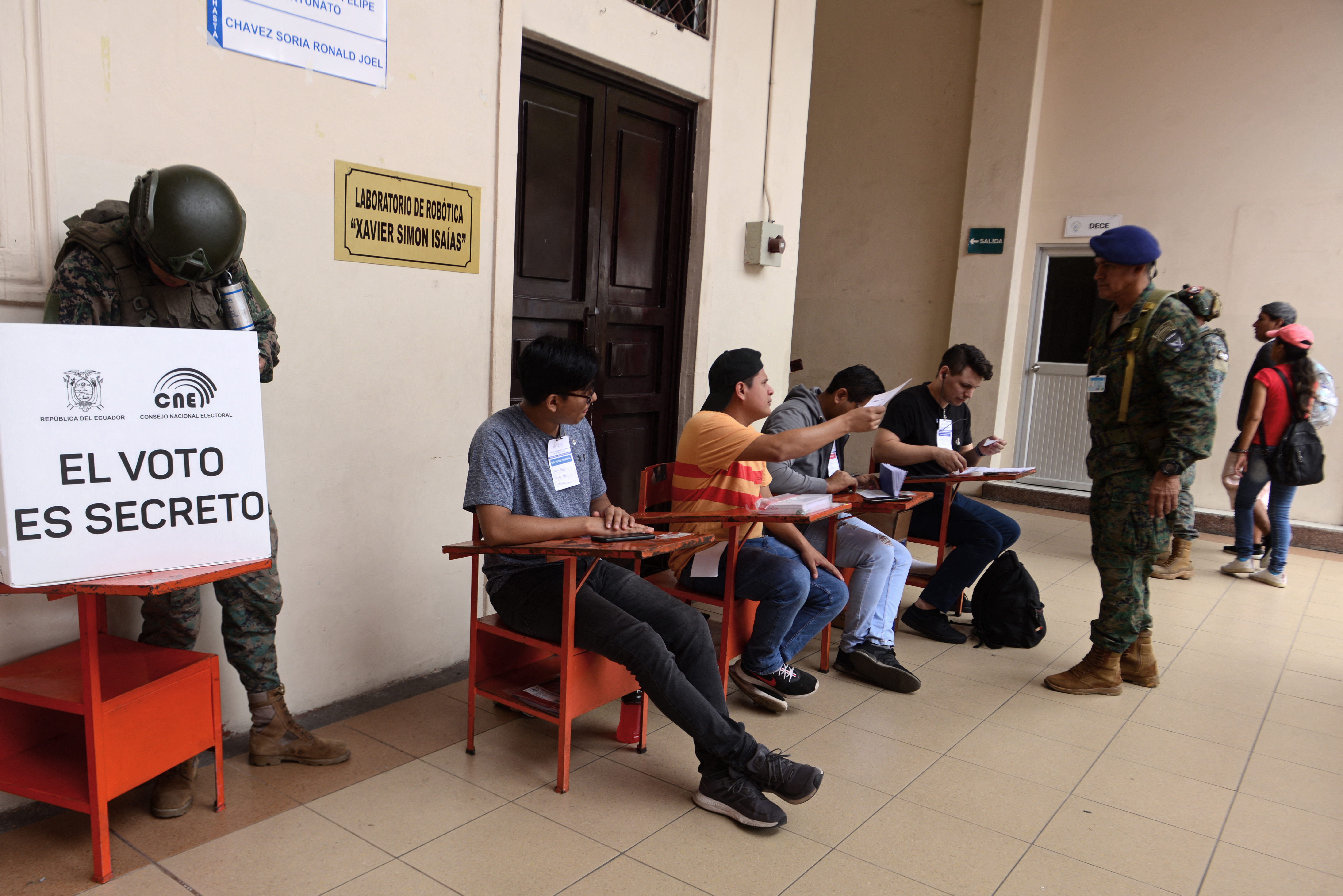 Al menos dos detenidos por rellenar papeletas en elecciones de Ecuador