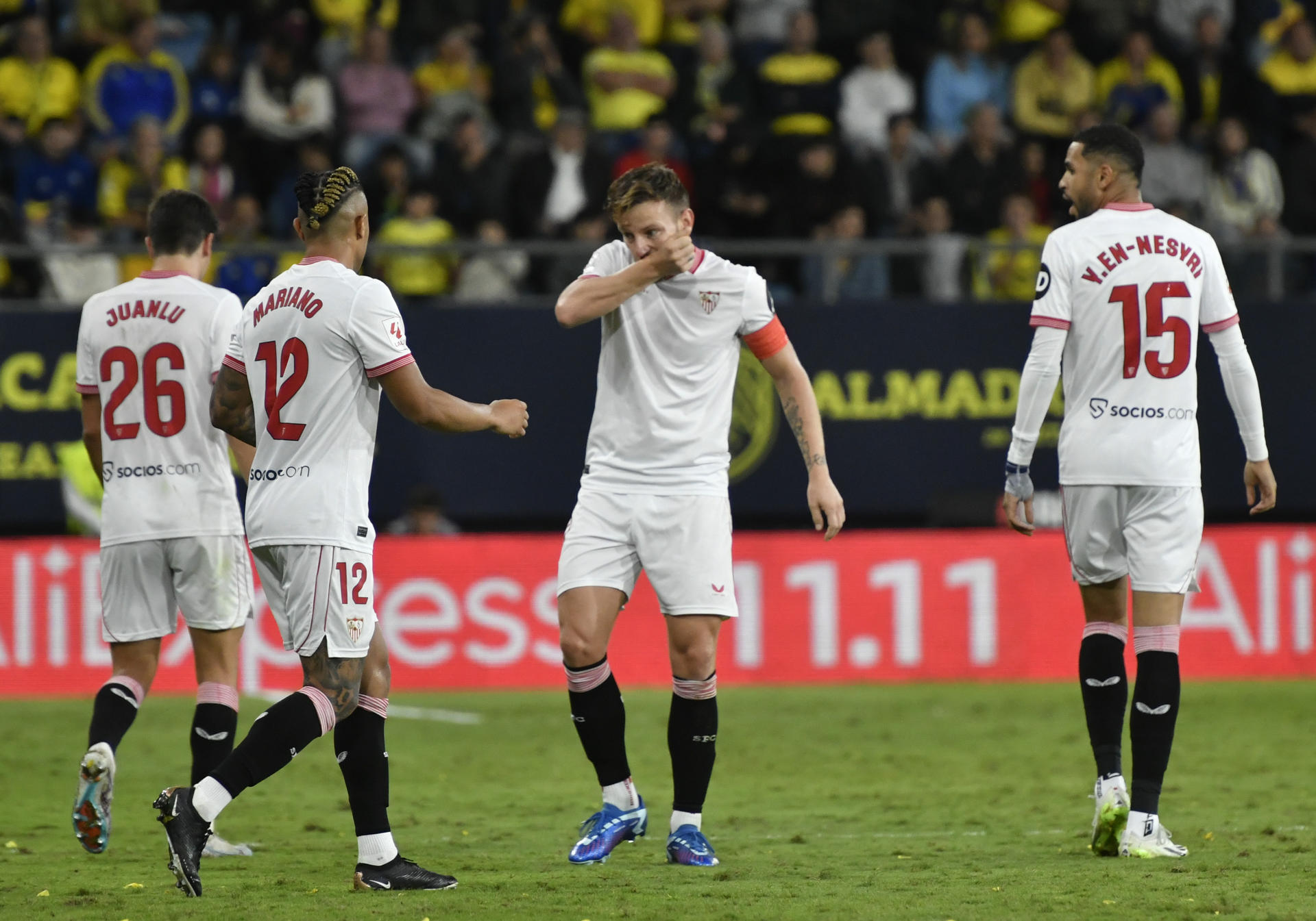 Sevilla evitó el bochorno tras responder a los goles de Cádiz