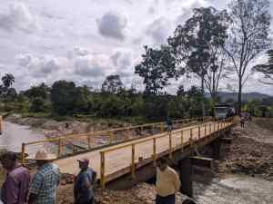 Puente provisional inaugurado hace una semana sobre el río Onia ya muestra señales de deterioro