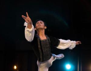 Al ritmo del éxito: Gustavo Amaya, el bailarín venezolano que conquistó un prestigioso escenario de Europa