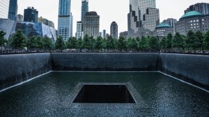 Un hombre ensangrentado se lanza al monumento conmemorativo del 11-S en Nueva York (Video)