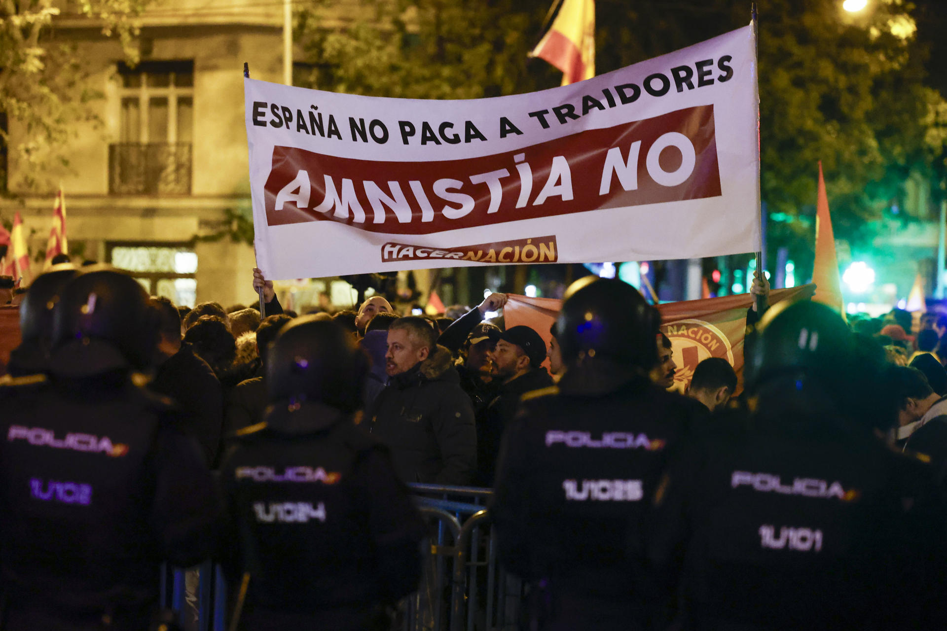 “Pedro Sánchez, traidor”: Cientos de personas manifestaron contra la amnistía en Madrid