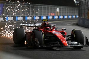 Bochorno en la Fórmula 1: una tapa de alcantarilla destrozó el Ferrari de Carlos Sainz en Las Vegas (Video)