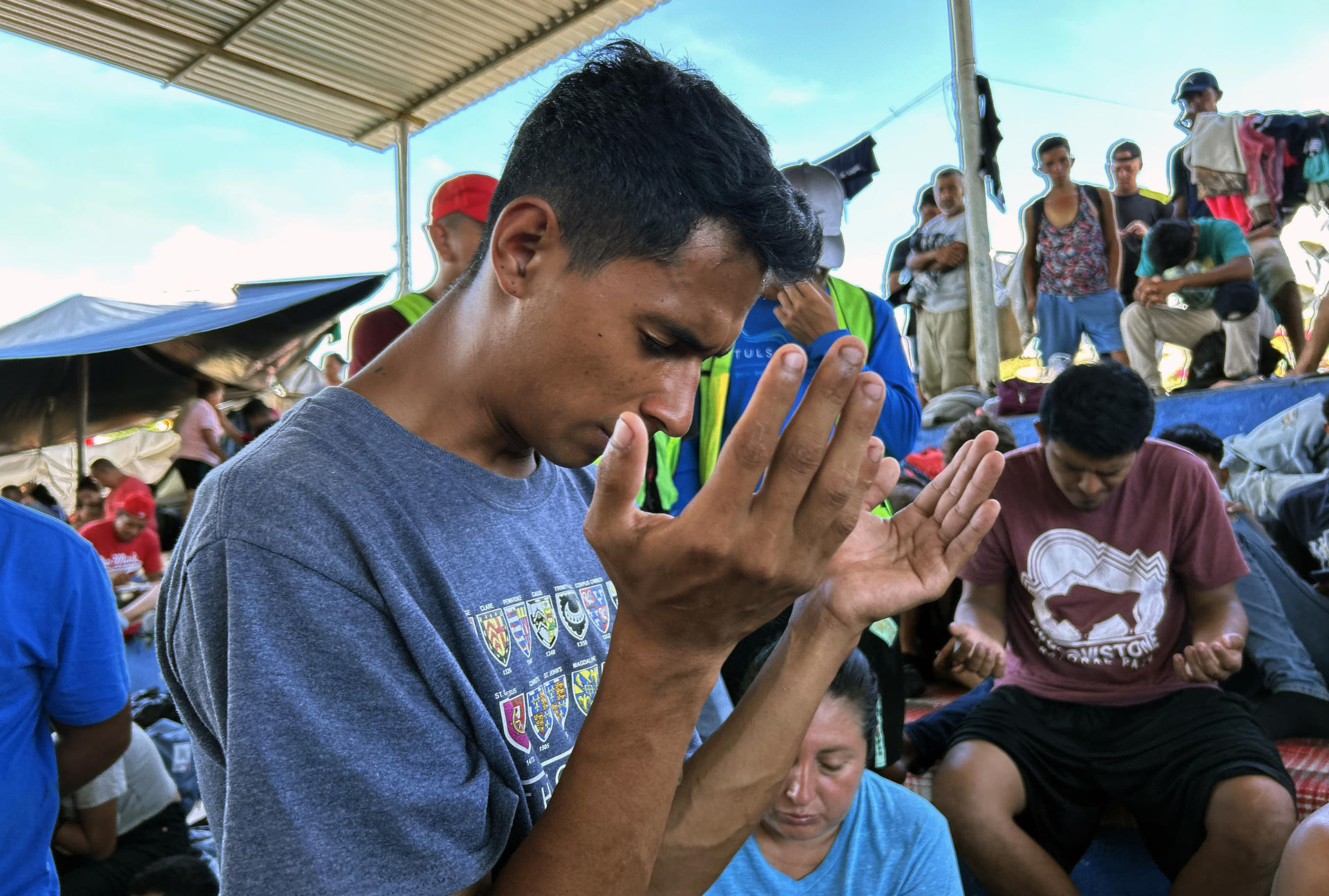Caravana de migrantes realizó una vigilia en el sur de México para pedir por su avance a EEUU