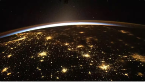 Desde el espacio: impactantes IMÁGENES de la atmósfera de la Tierra iluminada por el Sol