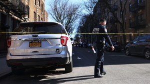 Agentes de la policía acribillaron al vecino que mató a padre e hijo en edificio de Queens
