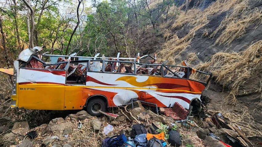 Al menos 36 muertos y 19 heridos tras caer un autobús en un barranco en la Cachemira india