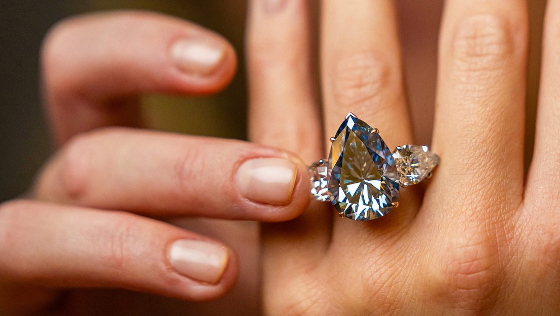 Enorme y raro diamante azul fue vendido por esta insólita cifra