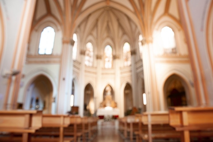 Una señora fue a misa, encontró a su marido con otra mujer y no lo salvó ni Dios