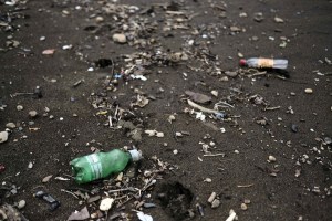 Los plásticos degradados en los ríos: un reservorio de bacterias que amenaza la salud