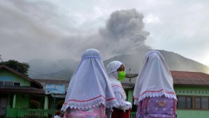Más de 10 alpinistas fallecidos y doce desaparecidos tras erupción de un volcán en Indonesia