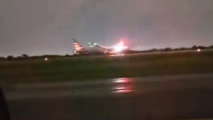 Terror en el cielo: viajaban a Miami en avión y fueron alcanzados por un rayo (VIDEO)