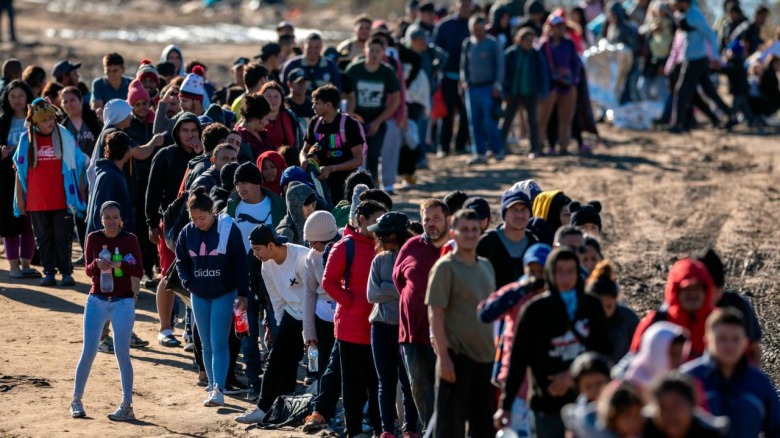 “Éxodo de la pobreza”: Miles de migrantes se suman a caravana rumbo a EEUU