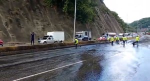 VIDEO: Habilitan parcialmente el paso en la autopista Gran Mariscal de Ayacucho tras terrible accidente