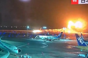 EN VIDEO: El momento en que un avión de Japan Airlines se incendia con cientos de pasajeros a bordo
