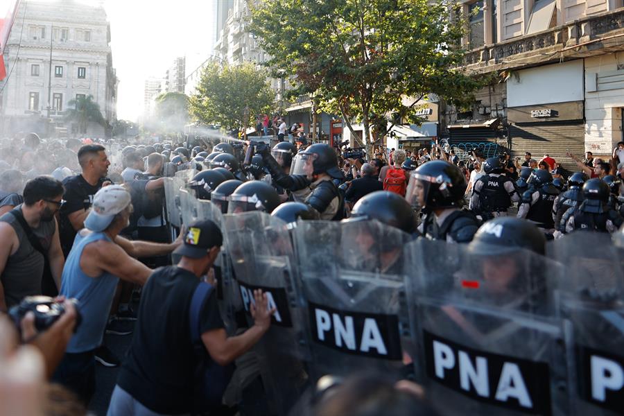 Incidentes entre policías y manifestantes en los alrededores del Congreso argentino