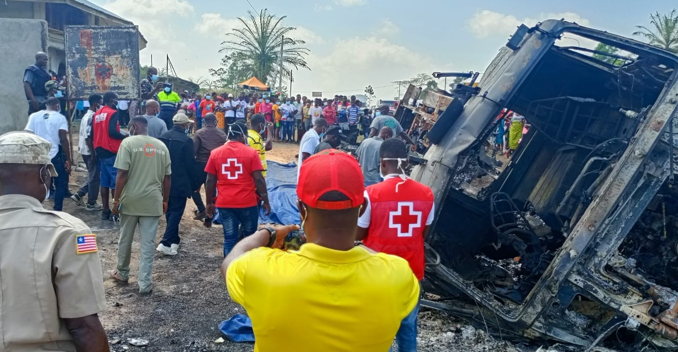 En VIDEO: apocalíptica explosión de camión cisterna accidentado causó decenas de muertes en África