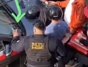 EN VIDEO: Policías peruanos intentaron sembrarle un teléfono robado a repartidor venezolano