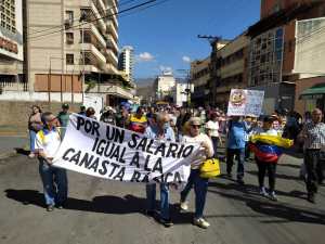 “De rodillas nunca, en pie de lucha siempre”: Jubilados y pensionados en Aragua exigen mejoras salariales
