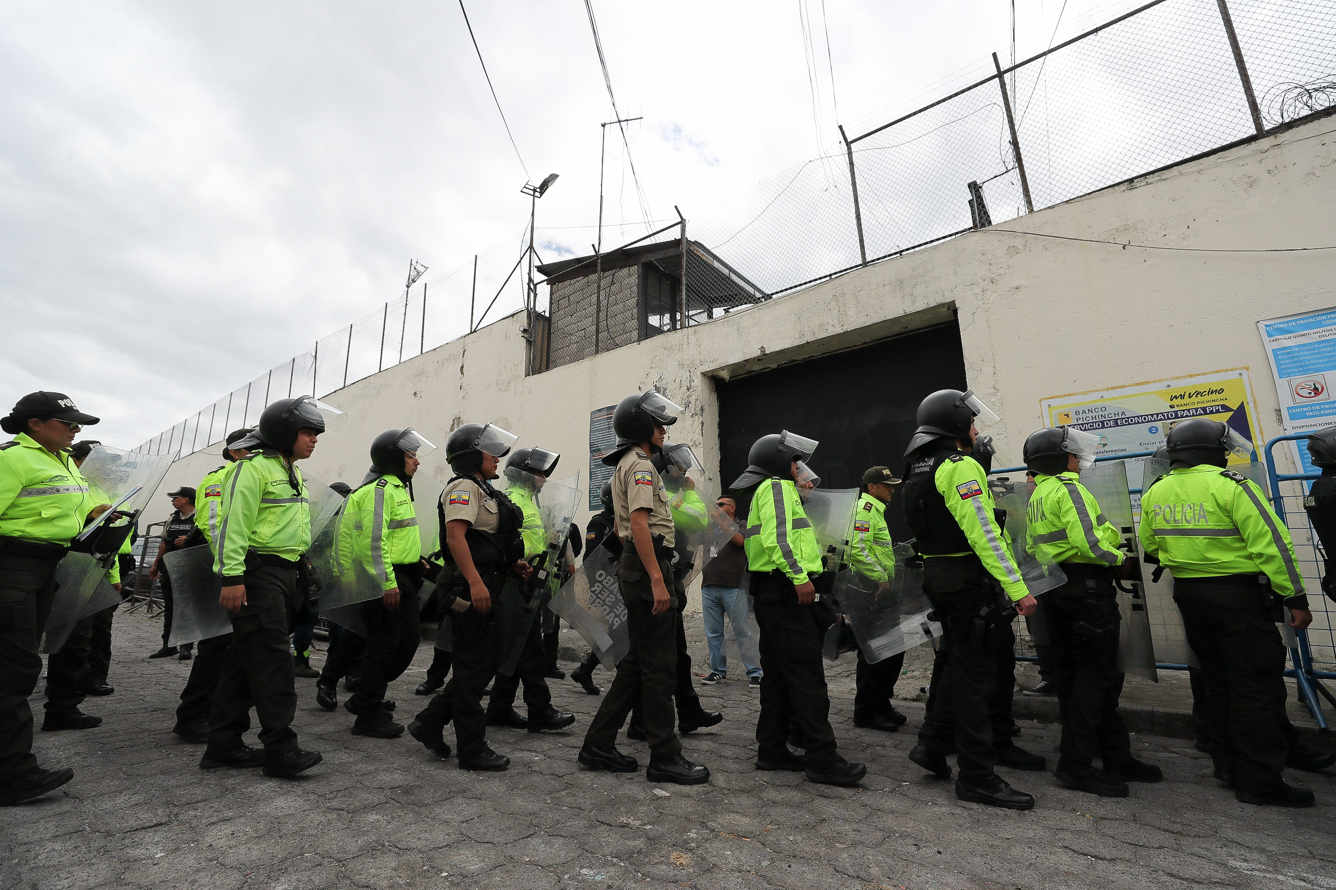Confirmaron que 139 funcionarios en total fueron secuestrados en cinco cárceles de Ecuador