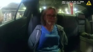 Atraparon a una anciana en aeropuerto de Florida por organizar un sicariato contra su exyerno