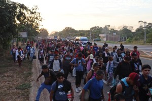 Caravana de dos mil migrantes que incluye venezolanos salió de la frontera sur de México