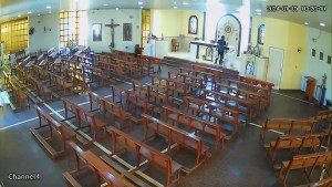 Sin perdón de Dios: entró a una iglesia y se robó varios objetos de valor (VIDEO)