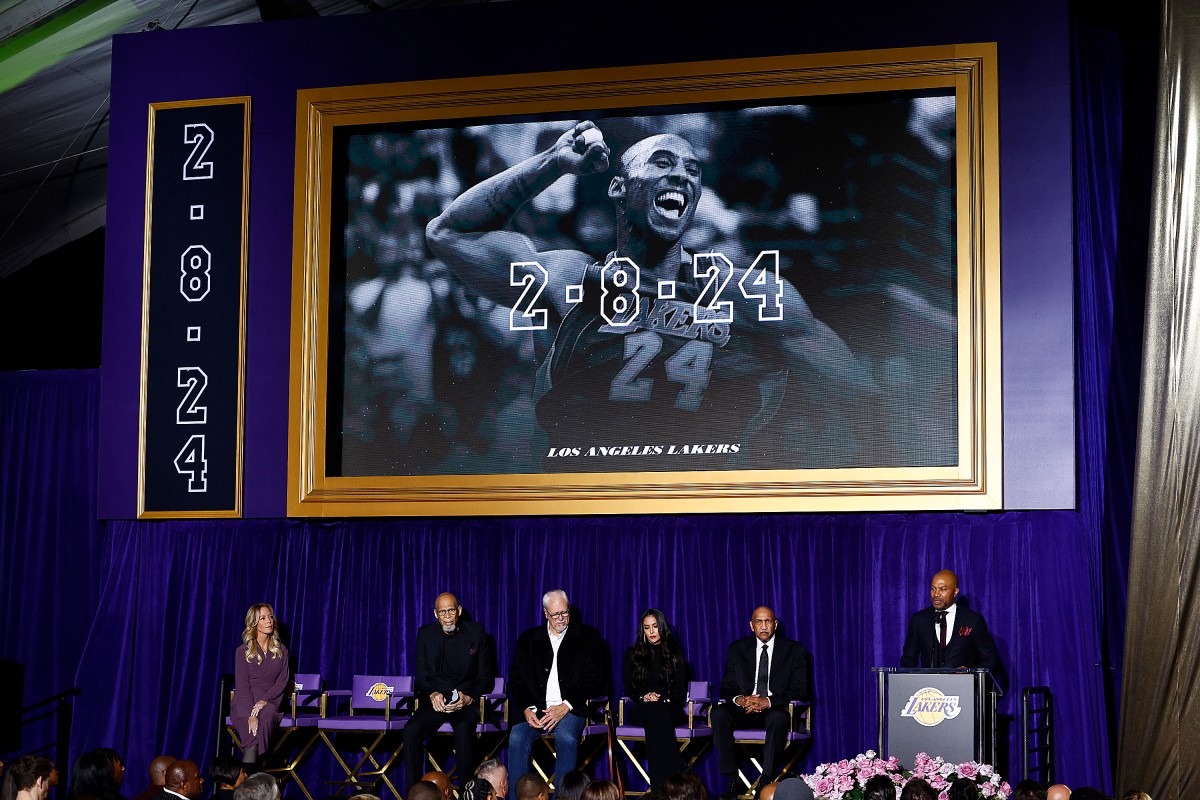 Lakers presentaron la primera estatua en honor a Kobe Bryant (Fotos)