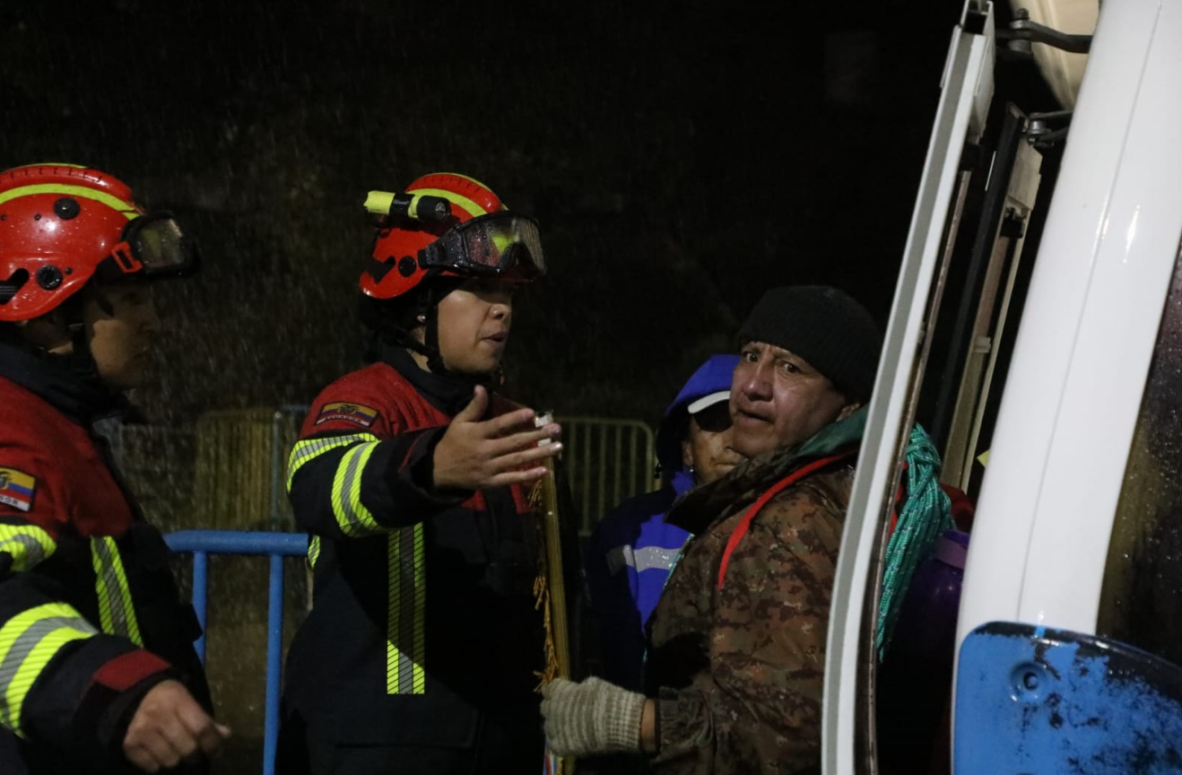 Rayo detuvo al teleférico de Quito y dejó una docena de usuarios atrapados (Video)