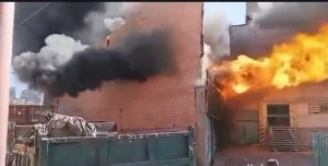 Impresionante VIDEO: momento en que cede parte del galpón durante incendio en La Yaguara