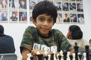 Prodigio del ajedrez de ocho años se convierte en el jugador más joven en vencer a un gran maestro