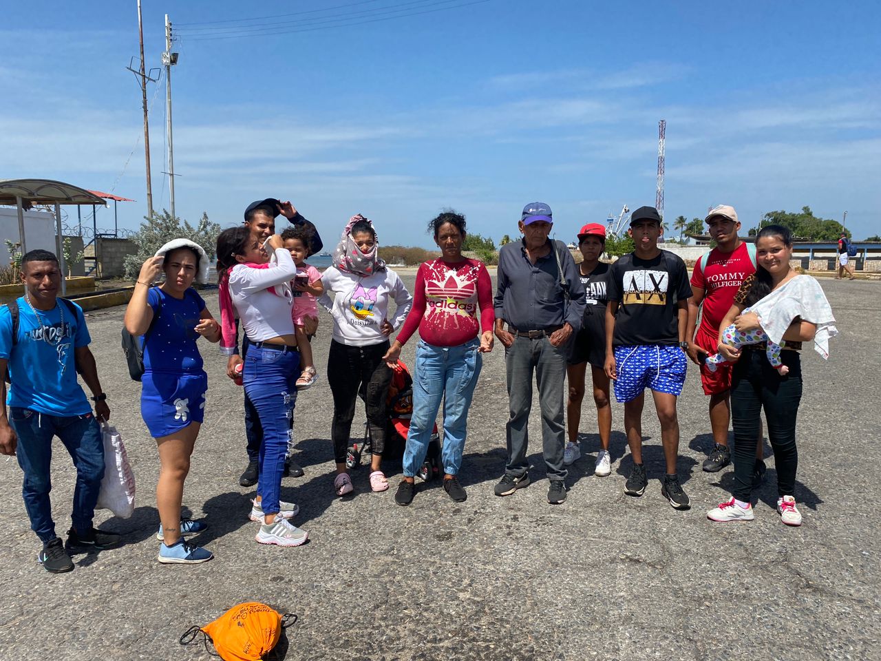 Al menos 80 habitantes de Araya están varados en Cumaná desde hace más de 48 horas debido al mar de fondo