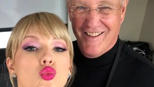 La Policía australiana investiga la supuesta agresión del padre de Taylor Swift a paparazi