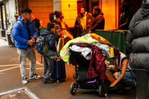 Escasez de alimentos y confusión constante: el precio de los desalojos para venezolanos en albergues de Nueva York