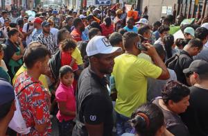 Miles de migrantes saturan oficina para solicitar refugio en la frontera sur de México