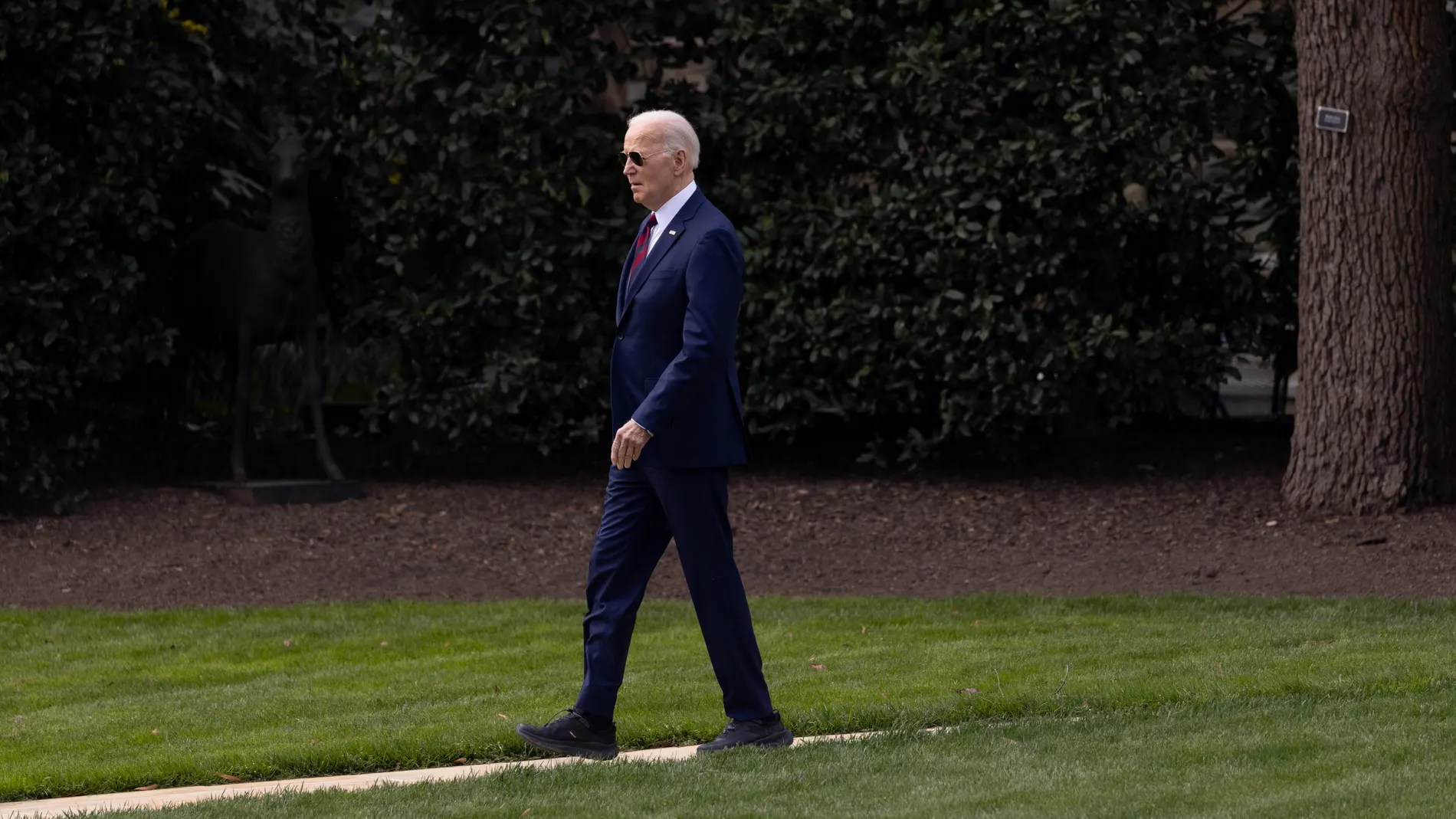 Nuevos zapatos de suela ancha de Biden vuelven a disparar las alarmas sobre su estado de salud