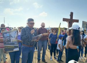 Develaron cruz en Paraguaná en homenaje a migrantes fallecidos y desaparecidos en el mar