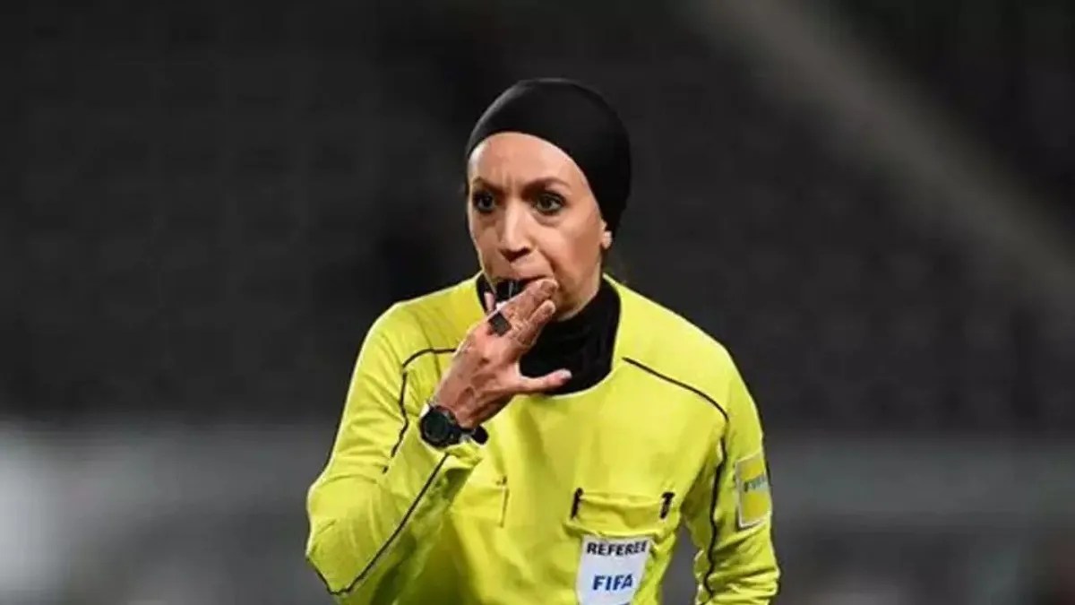 Irán destituye a la primera mujer que iba a arbitrar un partido masculino de fútbol