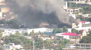 Incendio afecta la principal cárcel de Haití, donde huyeron miles de presos (Video)