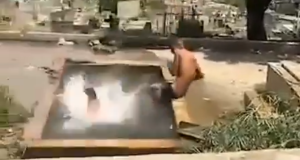 ¡Insólito! Jóvenes improvisan piscina con una tumba en el Cementerio General del Sur (VIDEO)