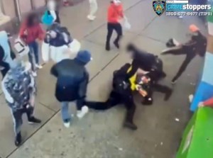 Venezolana fue arrestada tras hallar indicios de su vínculo con brutal golpiza a policías en Times Square