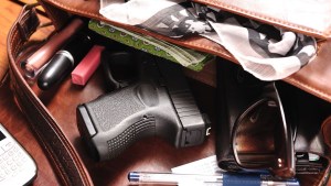 Tragedia en Tennessee: niña murió al dispararse una pistola que estaba en el bolso de su madre