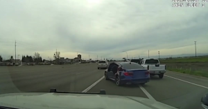 Persecución de locura: Quiso robar un vehículo en marcha en plena autopista de California mientras escapaba de la policía (VIDEO)
