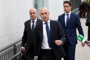 Fiscal español propone que Rubiales siga en libertad con presentaciones quincenales