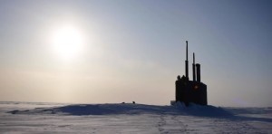 Un impresionante video muestra un submarino nuclear emergiendo y rompiendo el hielo en el Ártico