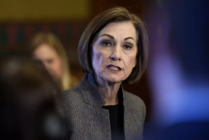 Gobernadora de Iowa firmó ley para arrestar a inmigrantes previamente deportados