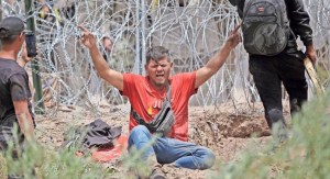 Migrante venezolano recibe un disparo de gas lacrimógeno en la frontera México-EEUU (Fotos)