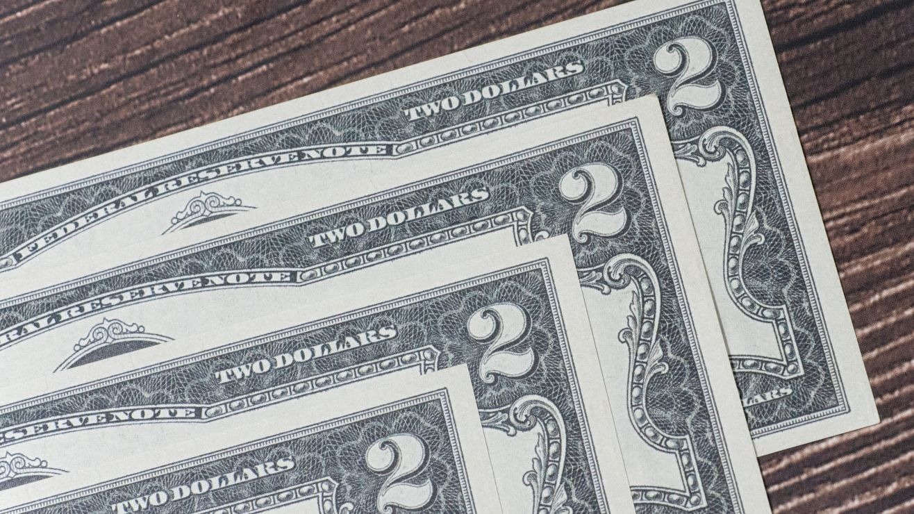 Los billetes de dos dólares que siguen en circulación y podrían valer miles más